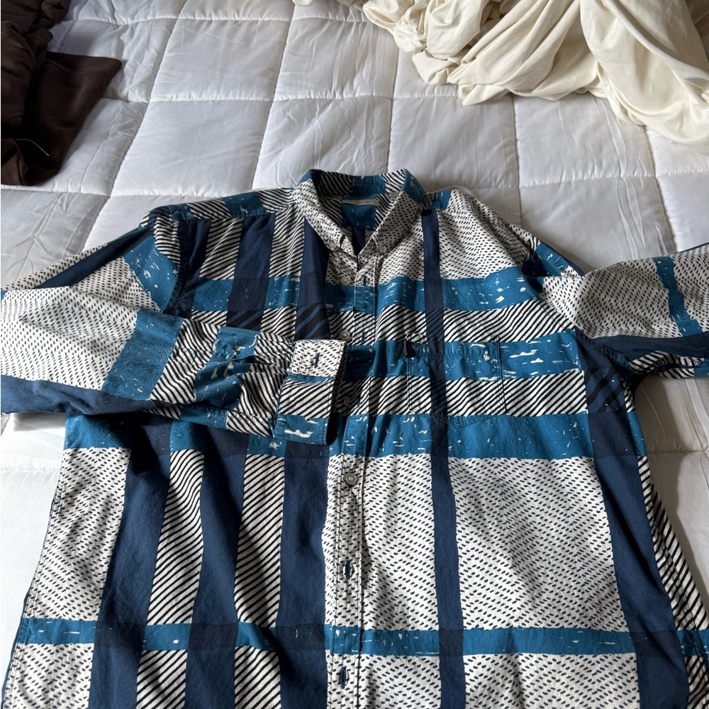 Lightly worn Burberry shirt
No rips or stains